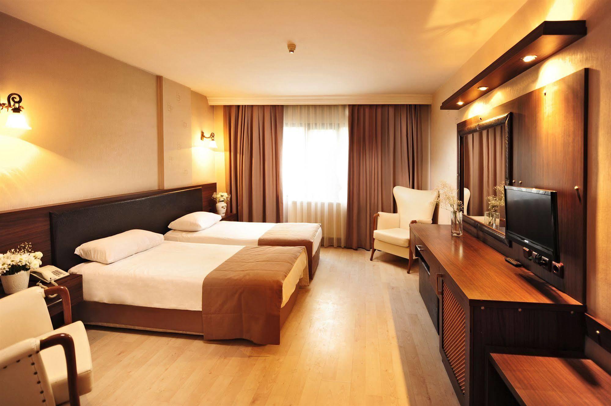 Uestuen Hotel Alsancak Izmir Exterior photo